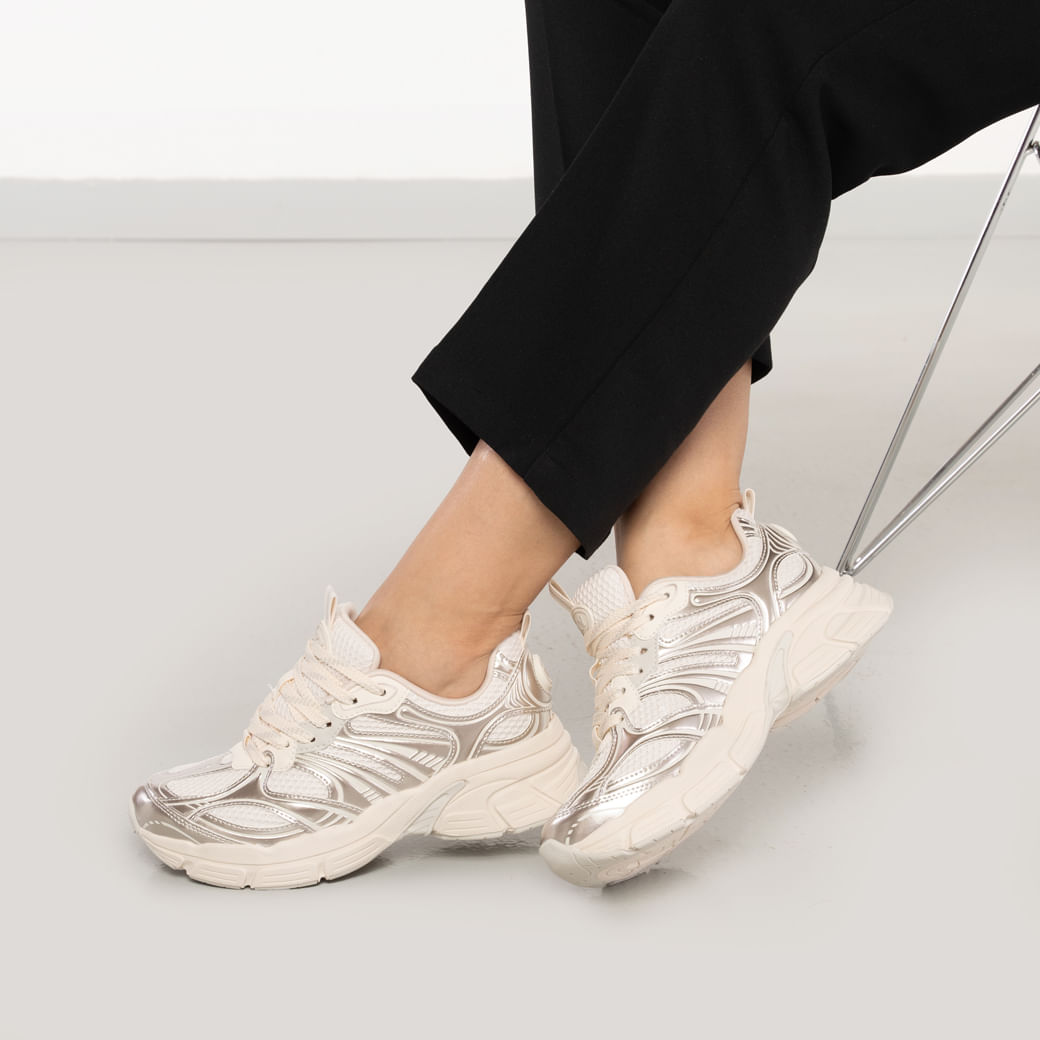 Tênis casual Via Marte feminino dourado metalizado com cadarço e solado branco em fundo branco